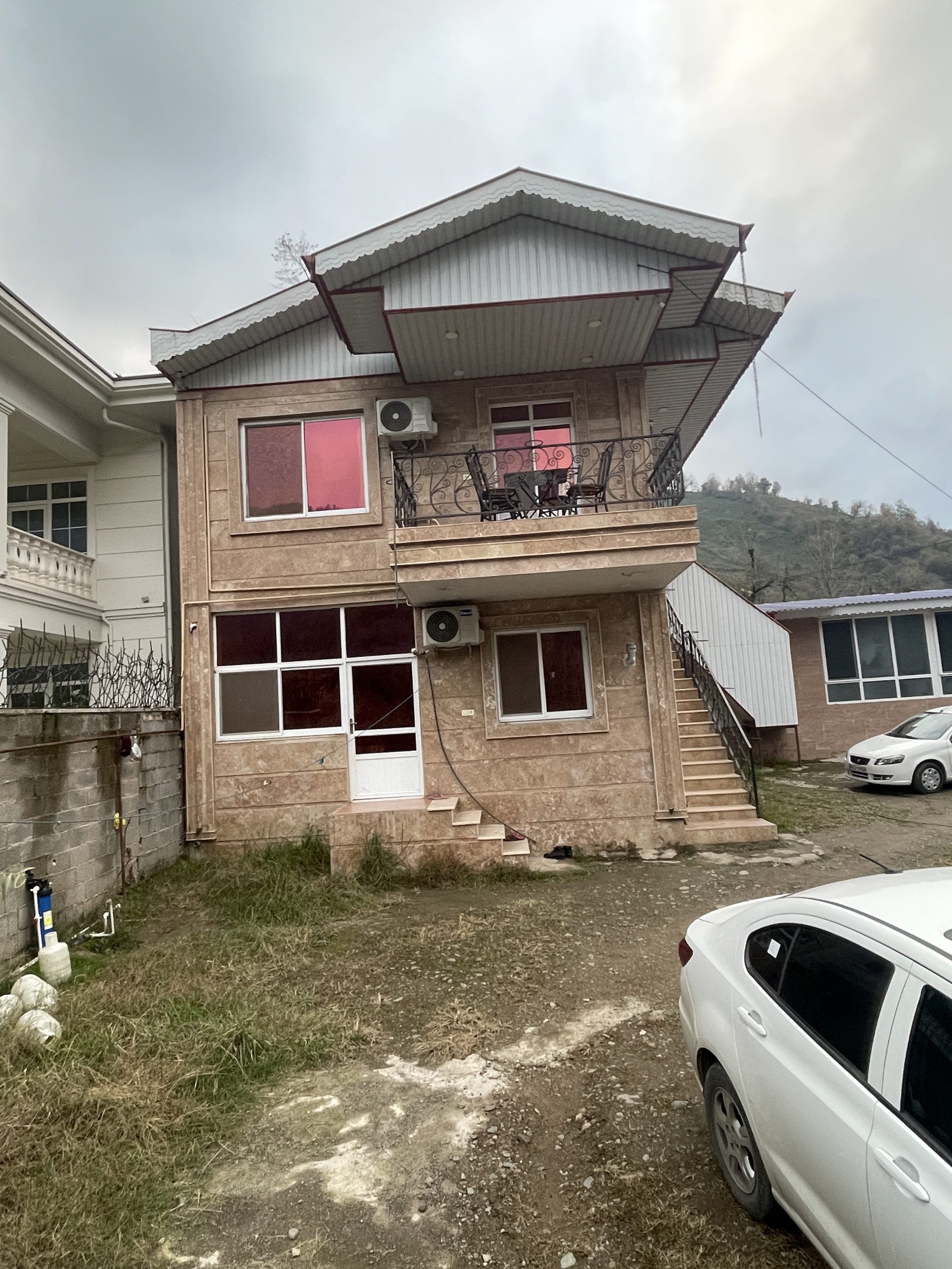 ویلا استخردار در قلعه رودخان